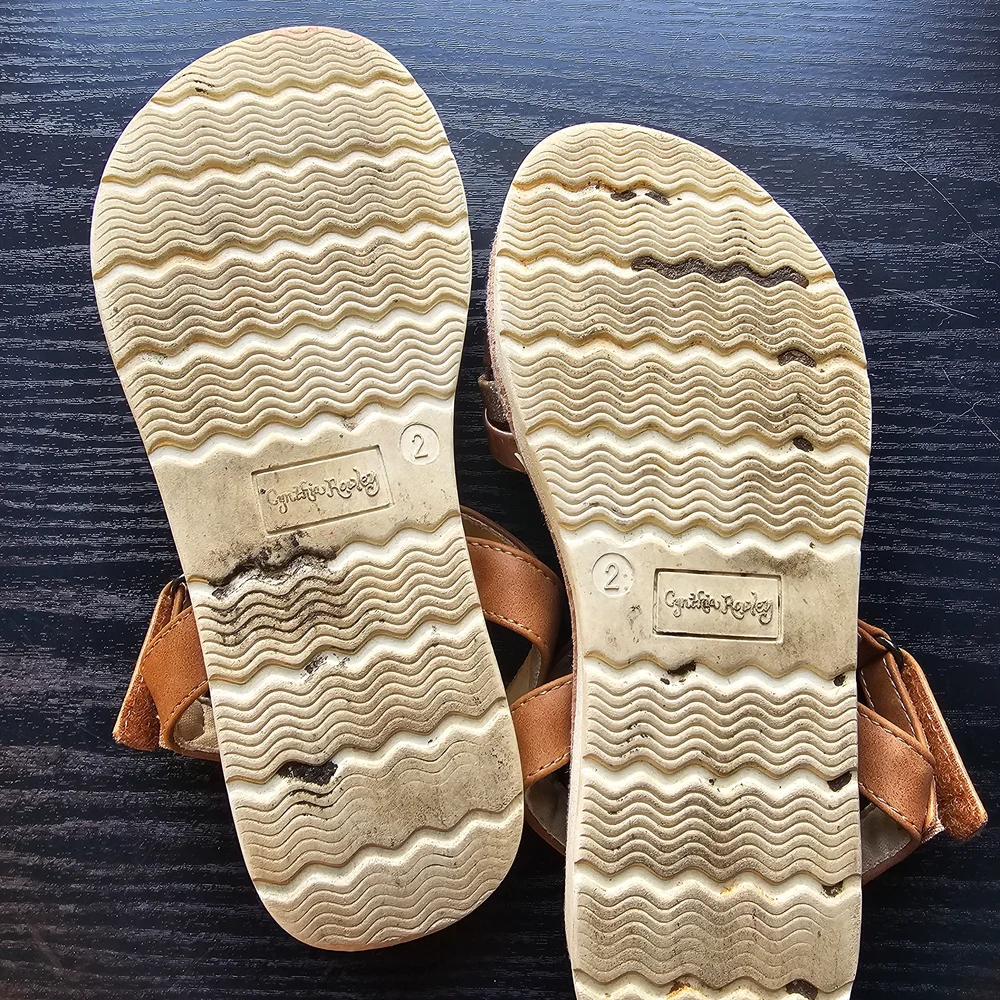 Cynthia Rowley Tan and Gold Strappy Sandals Girls/Youth Sz 2